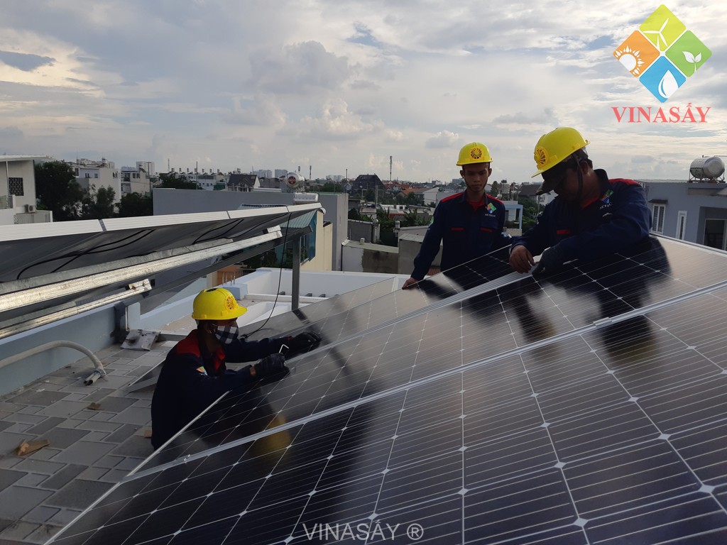 Đội ngũ nhân viên SETECH lắp đặt tấm pin năng lượng mặt trời SolarViet